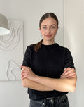 Klasikinė juoda kilpinio trikotažo maikutė moterims