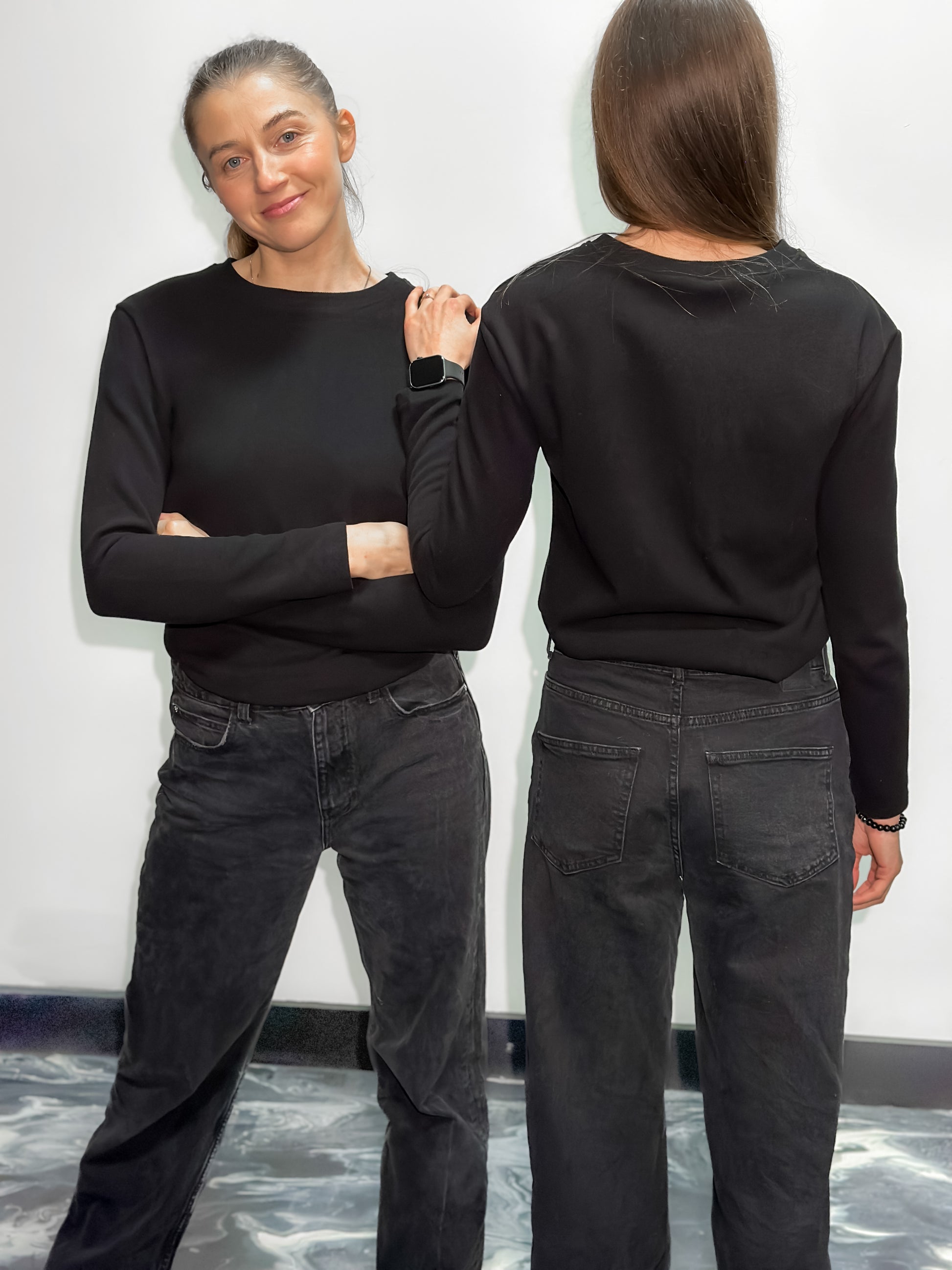 Prigludusi megzto trikotažo palaidinė ilgomis rankovėmis “Black”