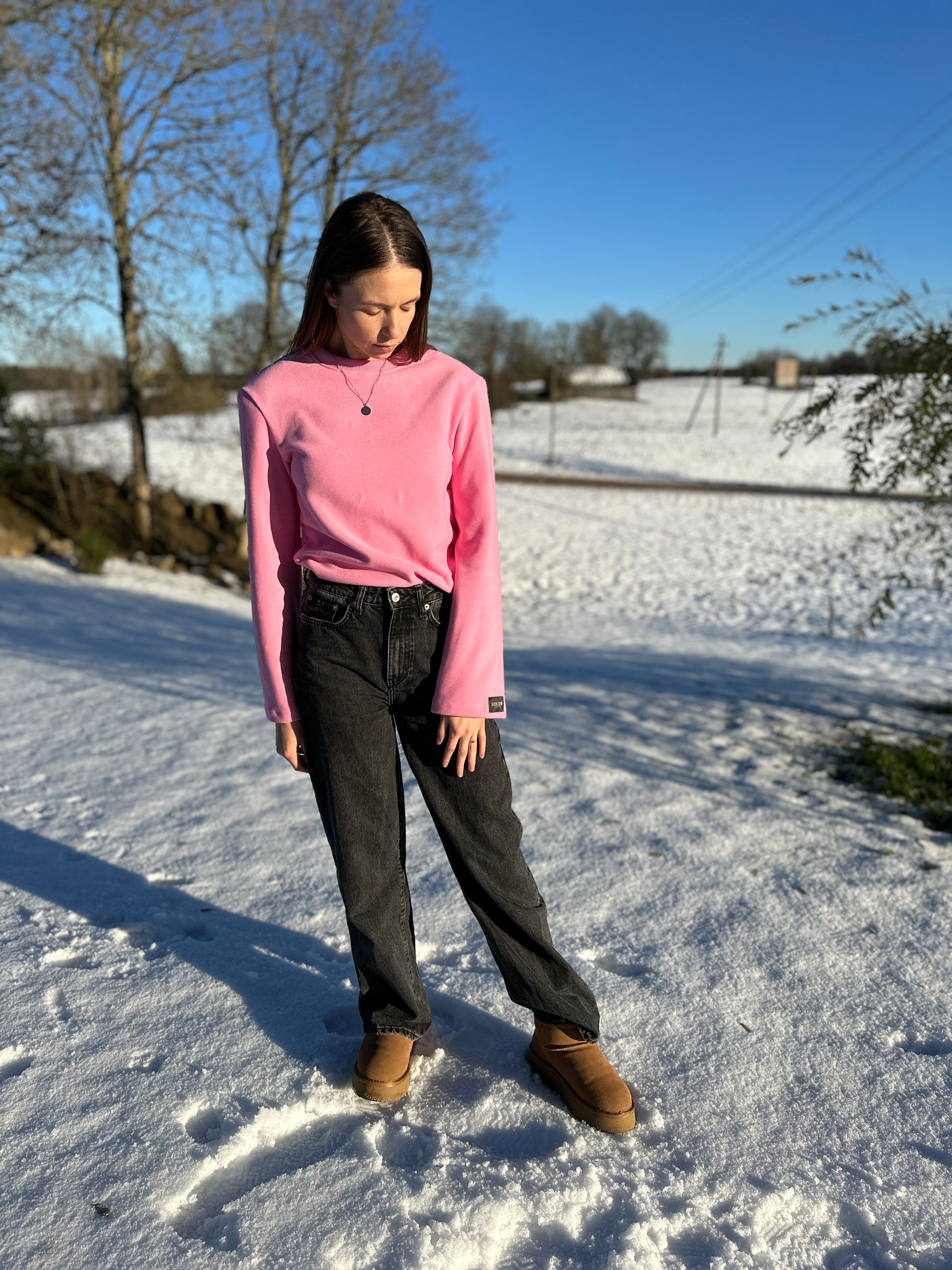 Prigludusi megzto trikotažo palaidinė ilgomis platėjančiomis rankovėmis su petukais “Pink”