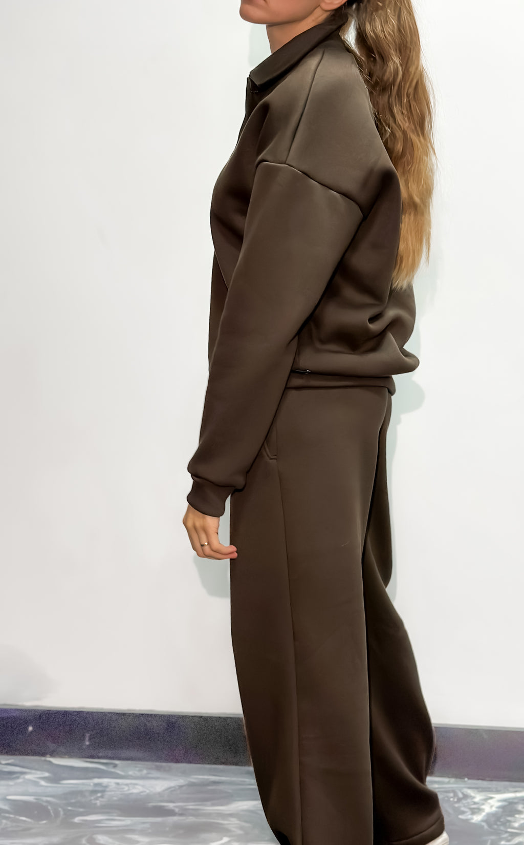 Šokolado spalvos moteriškas kostiumėlis su pūkeliu “Spaudės”