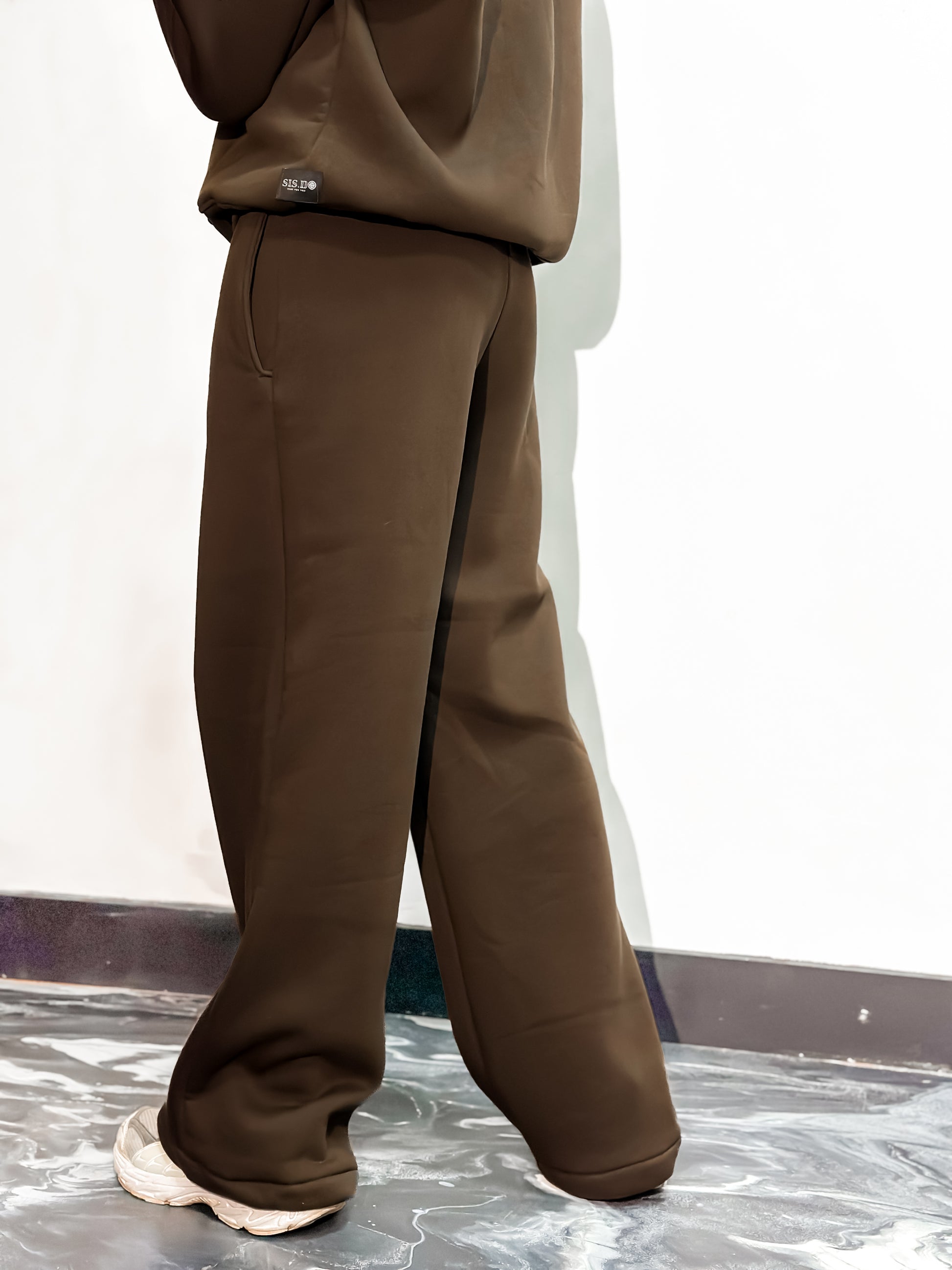 Moteriškas tamsaus šokolado spalvos kostiumėlis su pūkeliu