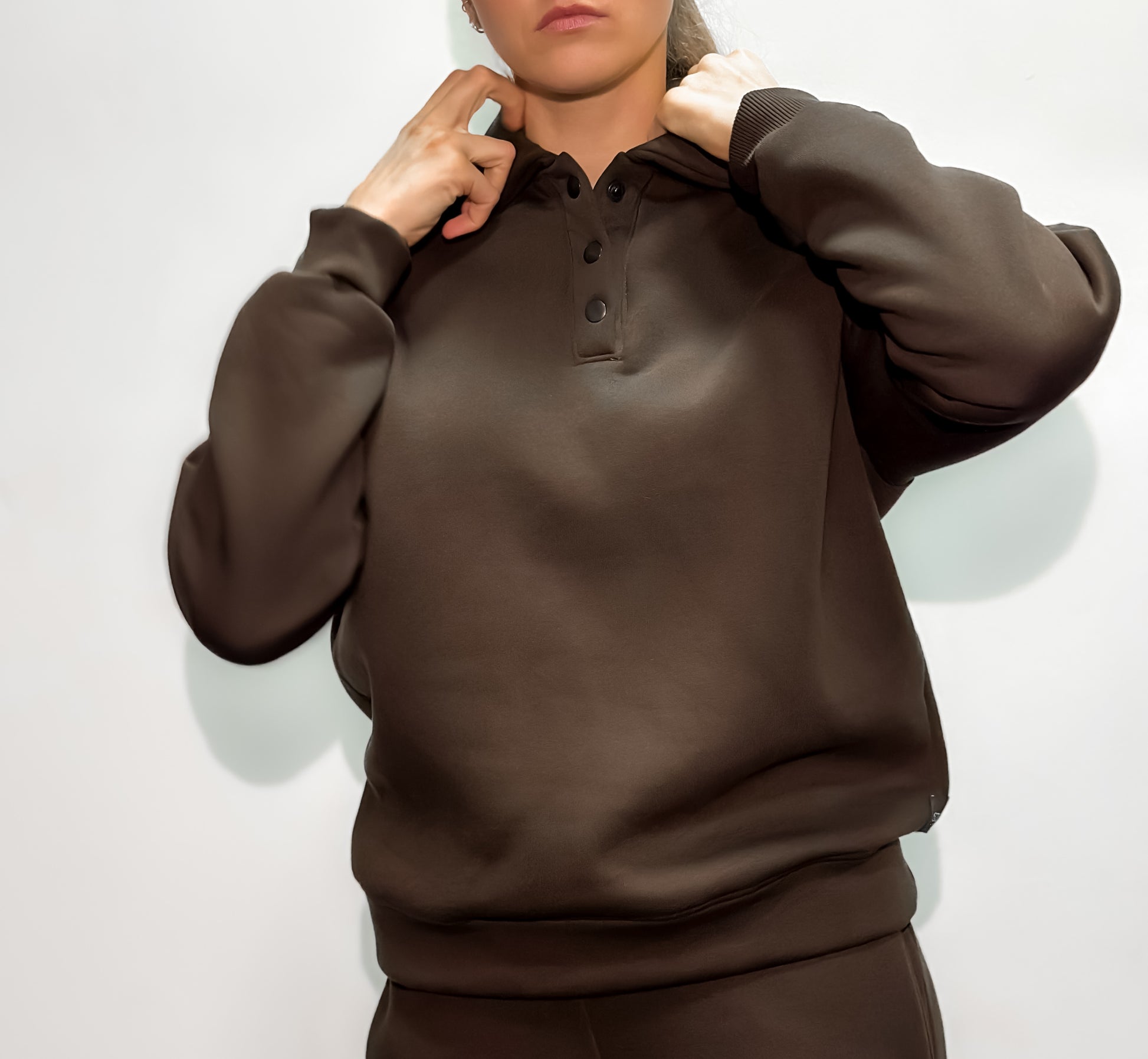 Šokolado spalvos moteriškas kostiumėlis su pūkeliu “Spaudės”