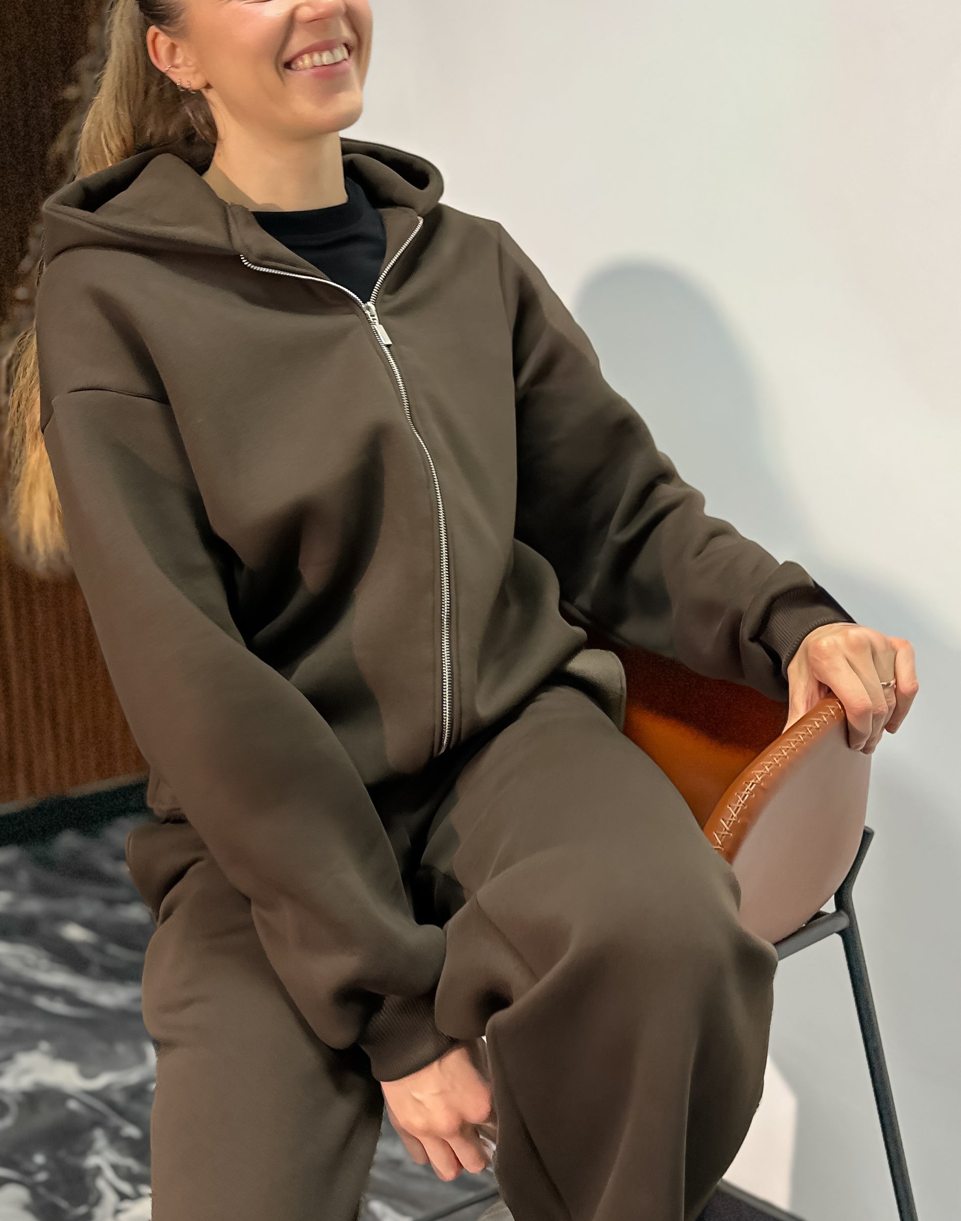 Moteriškas tamsaus šokolado spalvos kostiumėlis su pūkeliu