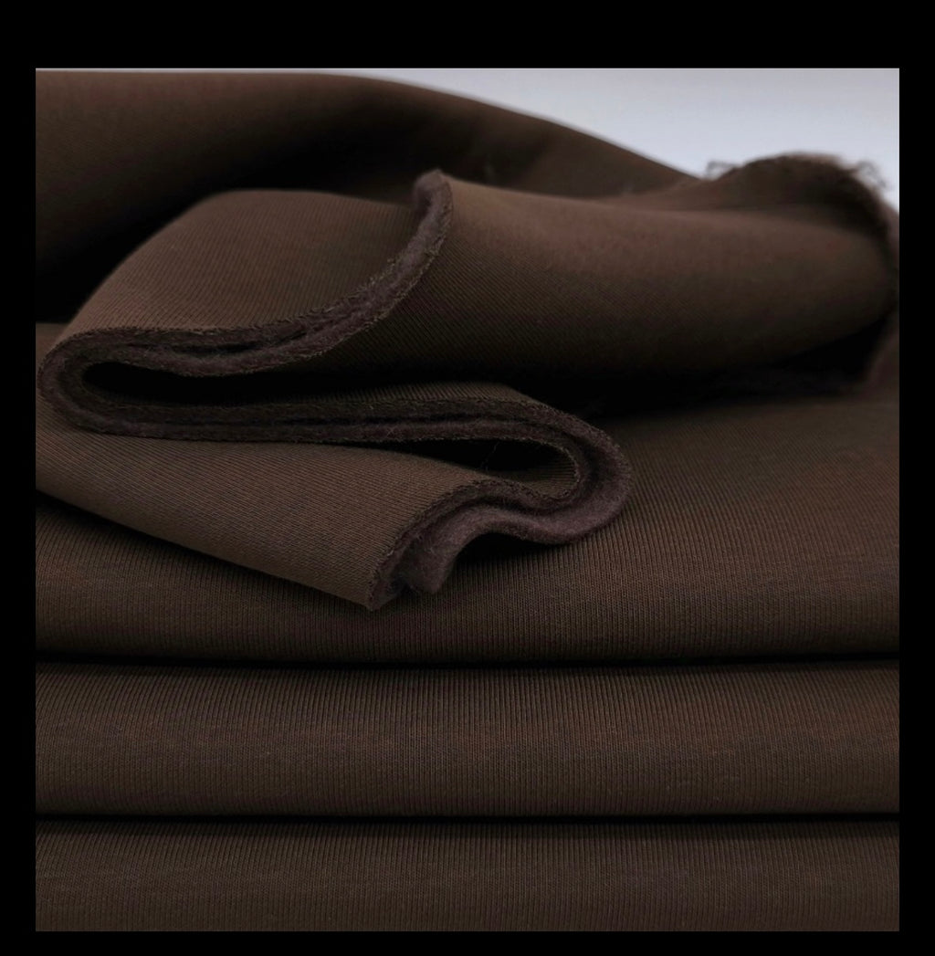 Šokolado spalvos moteriškas kostiumėlis su pūkeliu “Spaudės”