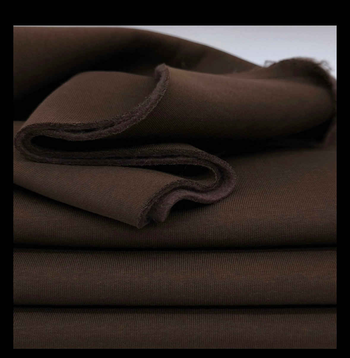 Šokolado spalvos moteriškas kostiumėlis su pūkeliu “Spaudės”