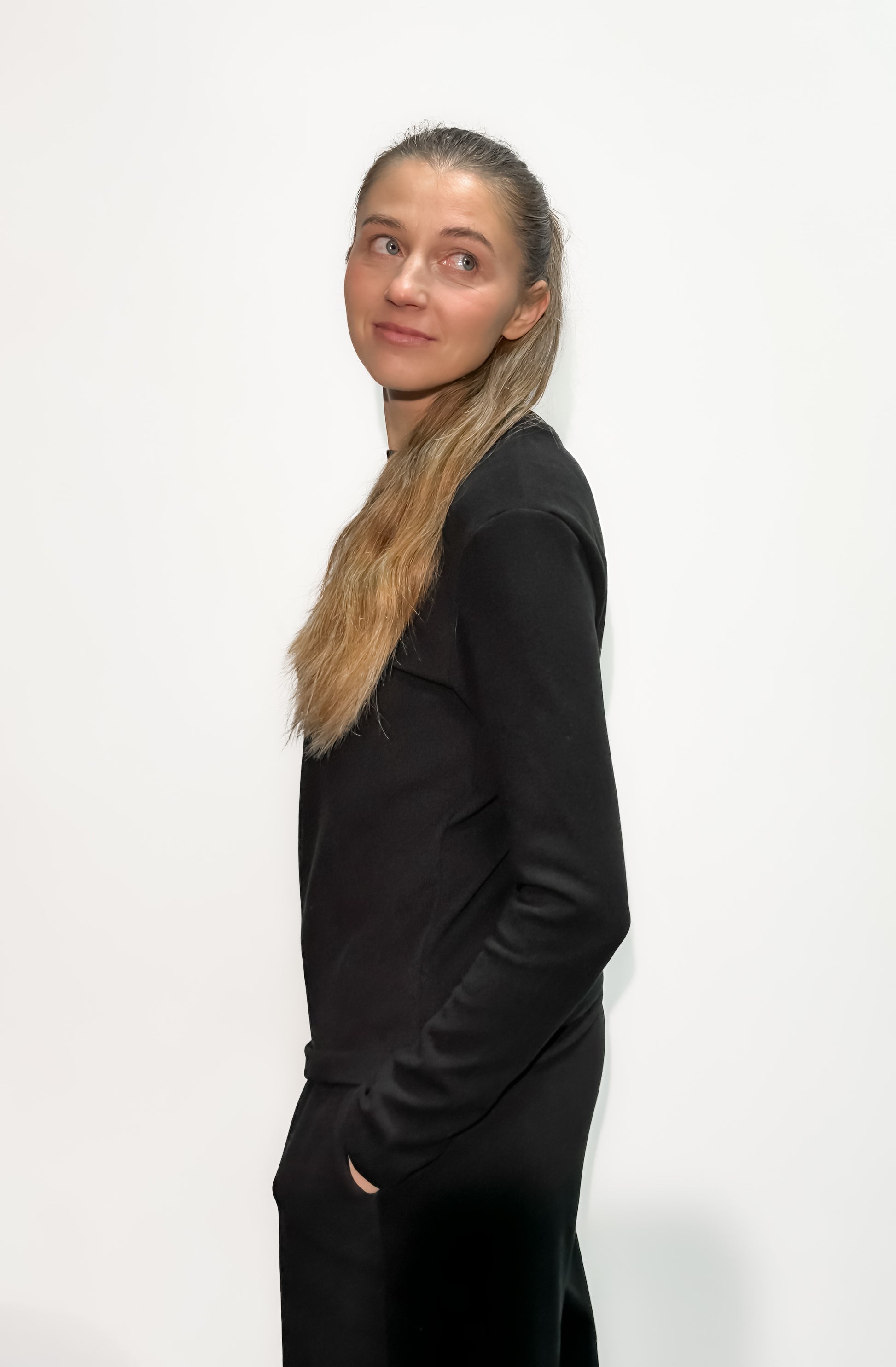 Prigludusi megzto trikotažo palaidinė ilgomis rankovėmis “Black”