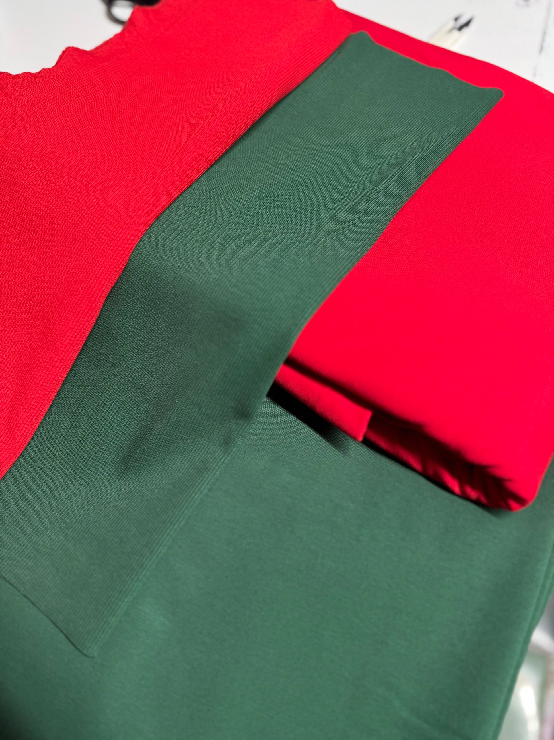 Moteriška kilpinio trikotažo palaidinė trumpomis rankovėmis "Širdis"