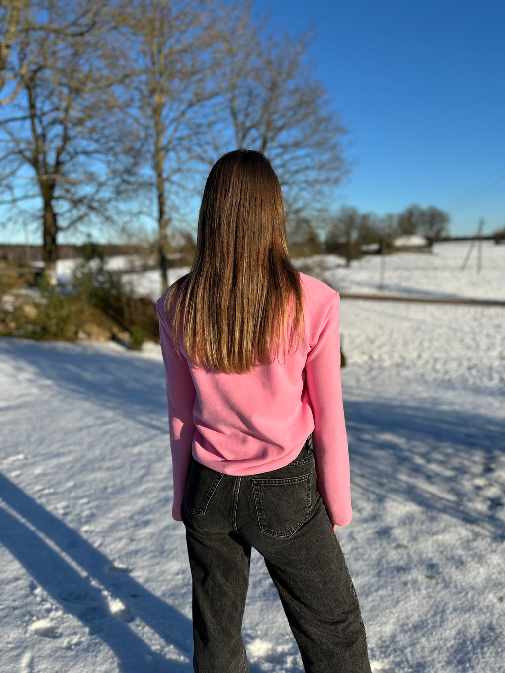 Prigludusi megzto trikotažo palaidinė ilgomis platėjančiomis rankovėmis su petukais “Pink”