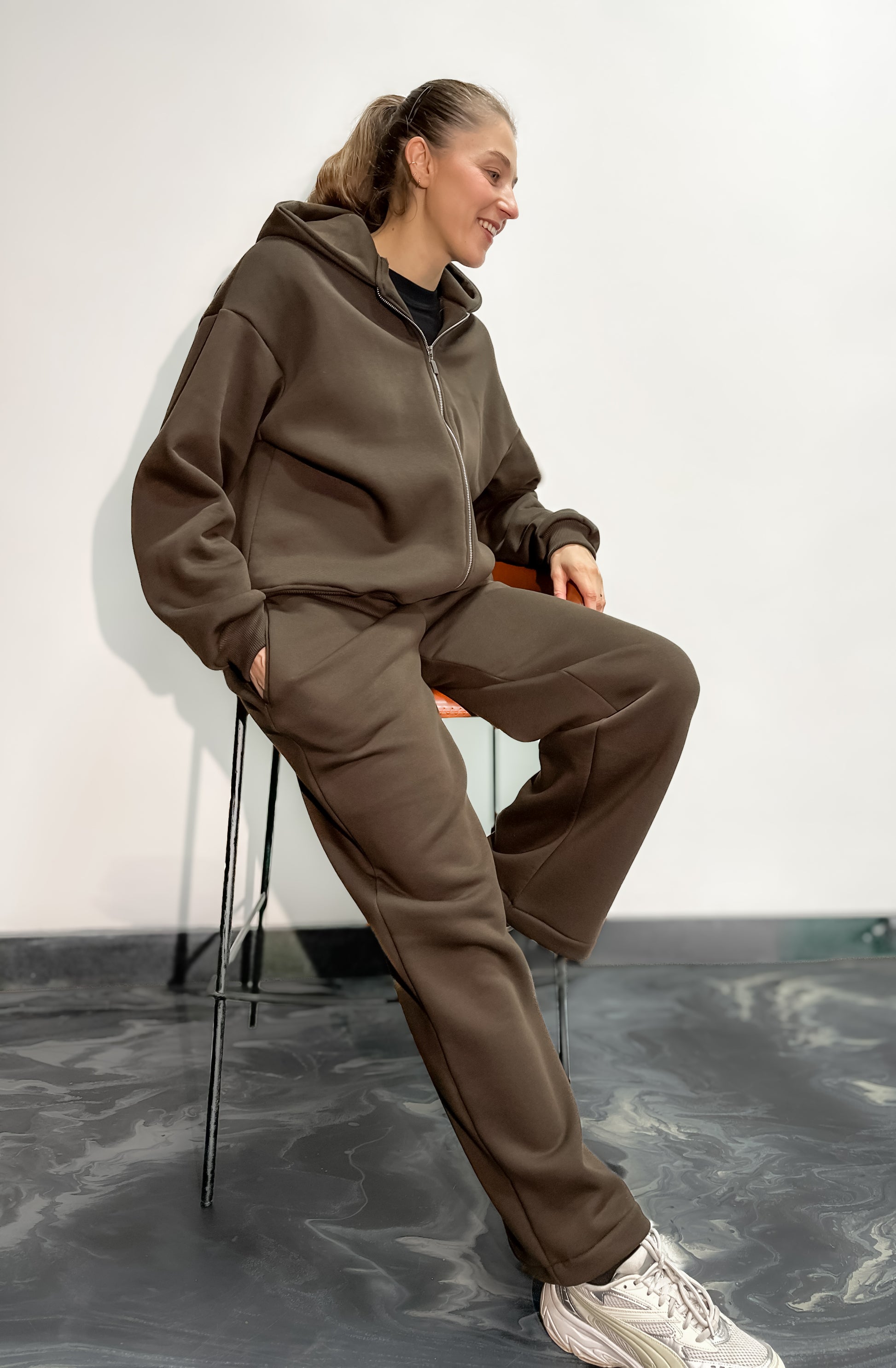 Moteriškas tamsaus šokolado spalvos kostiumėlis su pūkeliu