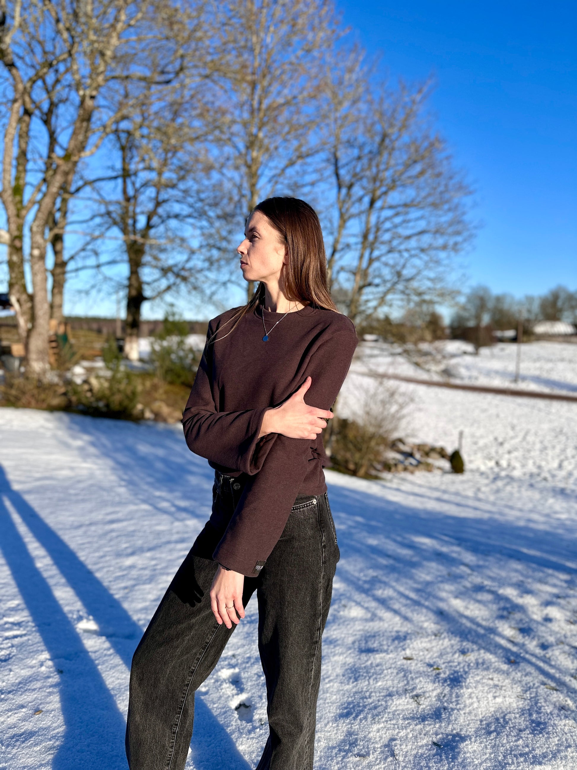 Prigludusi megzto trikotažo palaidinė ilgomis platėjančiomis rankovėmis su petukais “Tamsus šokoladas”