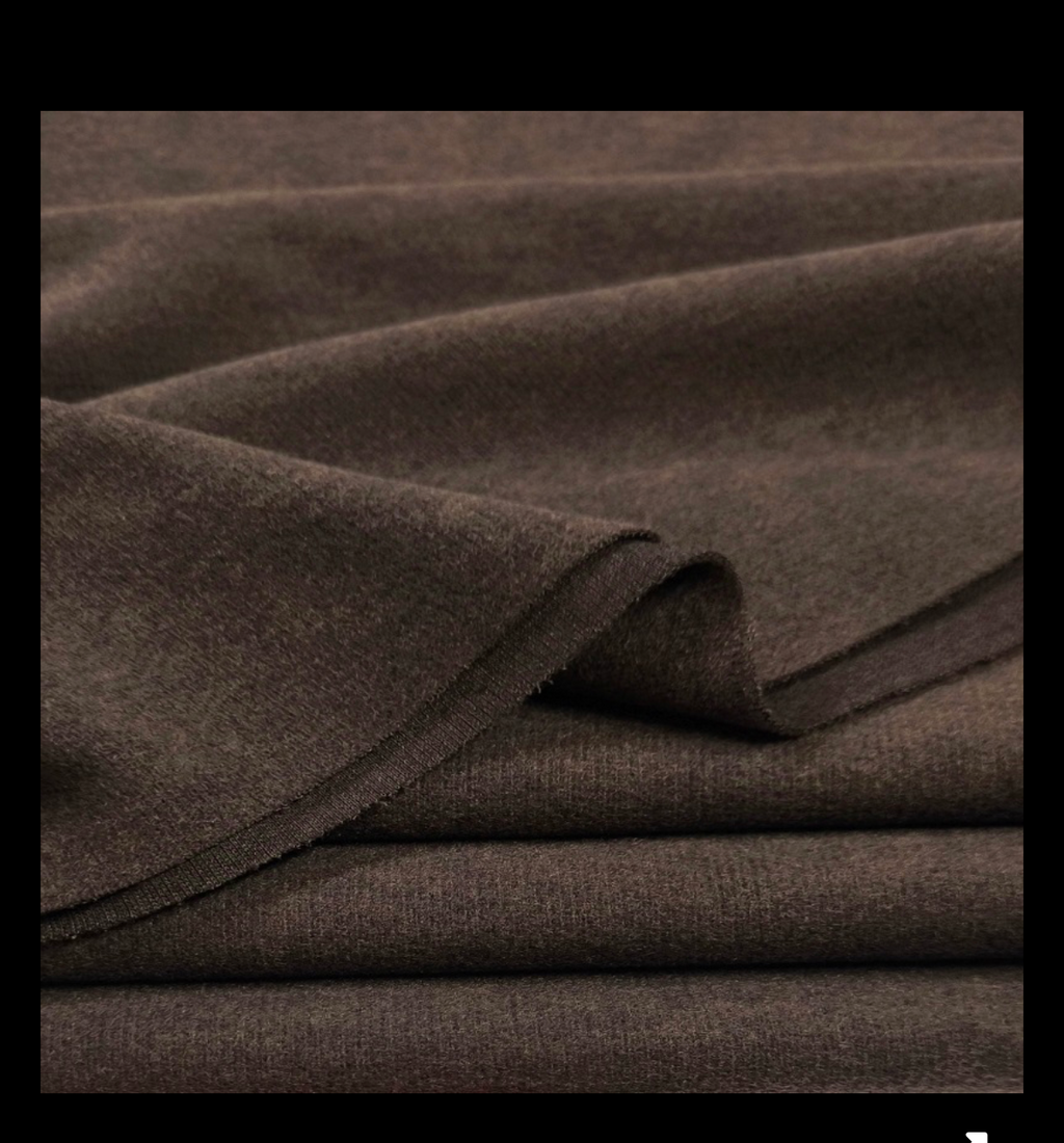 Prigludusi megzto trikotažo palaidinė ilgomis platėjančiomis rankovėmis su petukais “Tamsus šokoladas”