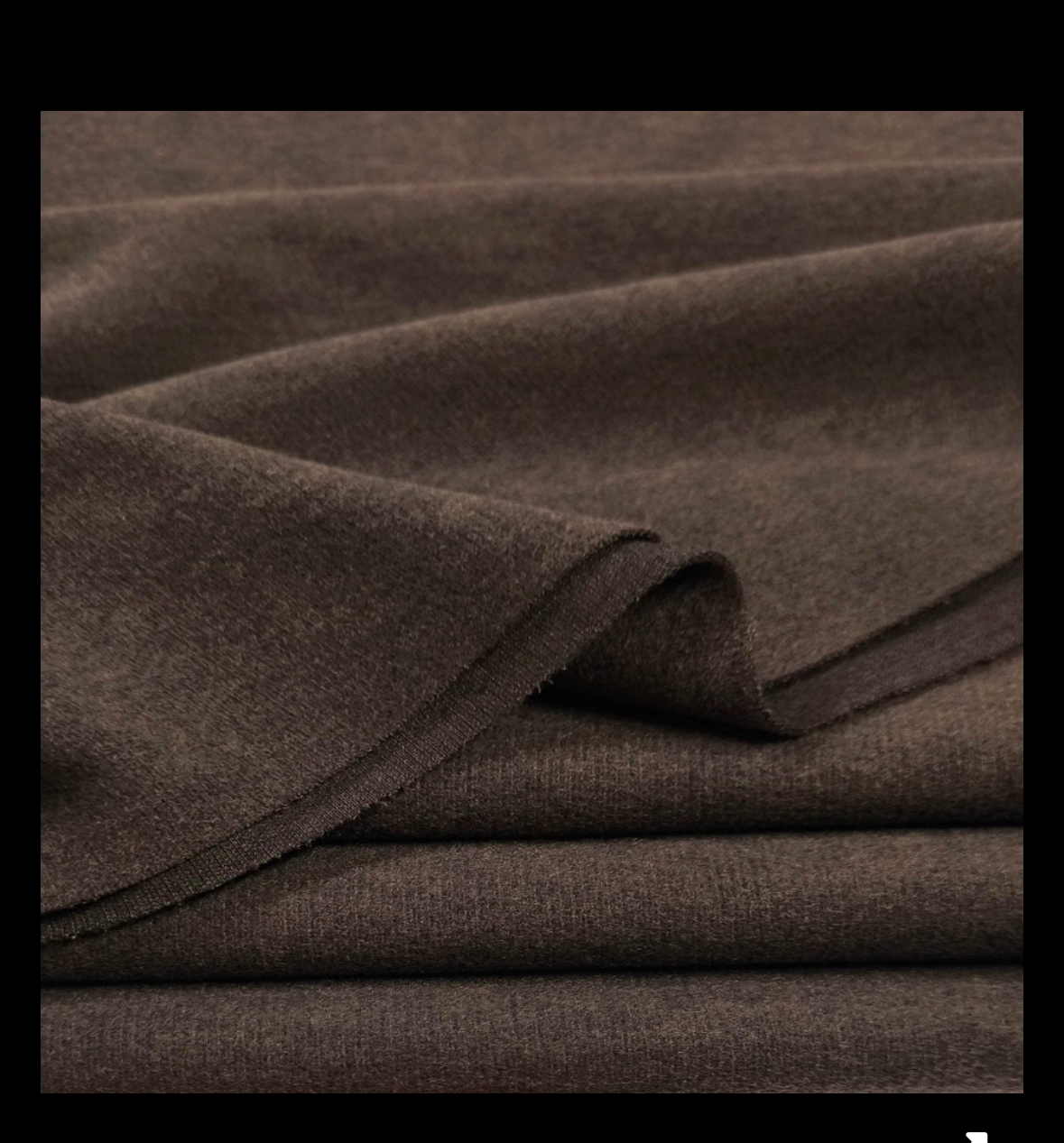 Prigludusi megzto trikotažo palaidinė ilgomis platėjančiomis rankovėmis su petukais “Tamsus šokoladas”