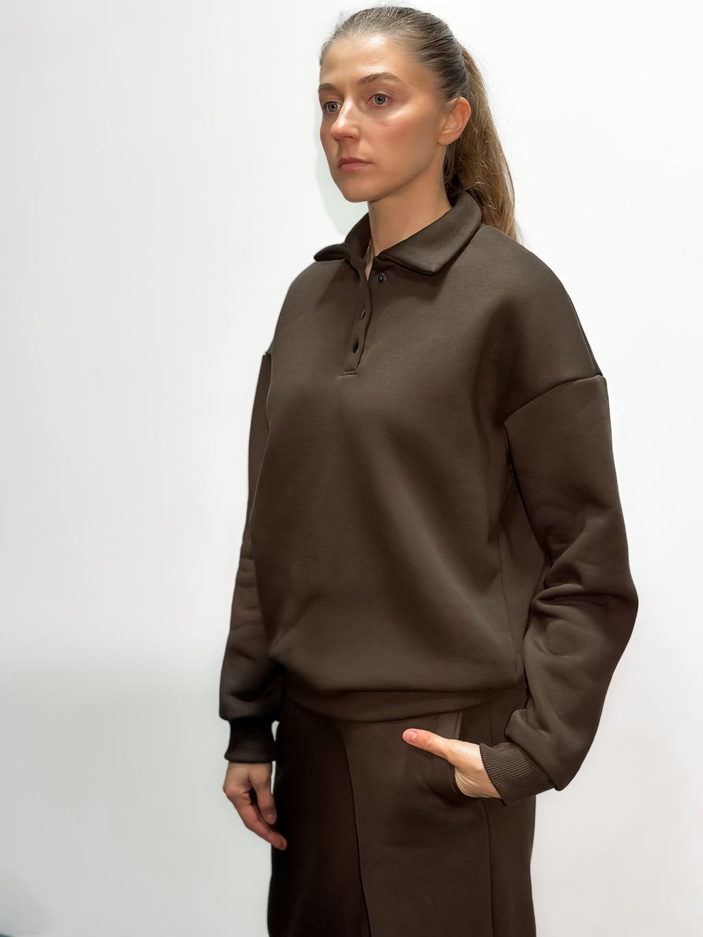 Šokolado spalvos moteriškas kostiumėlis su pūkeliu “Spaudės”