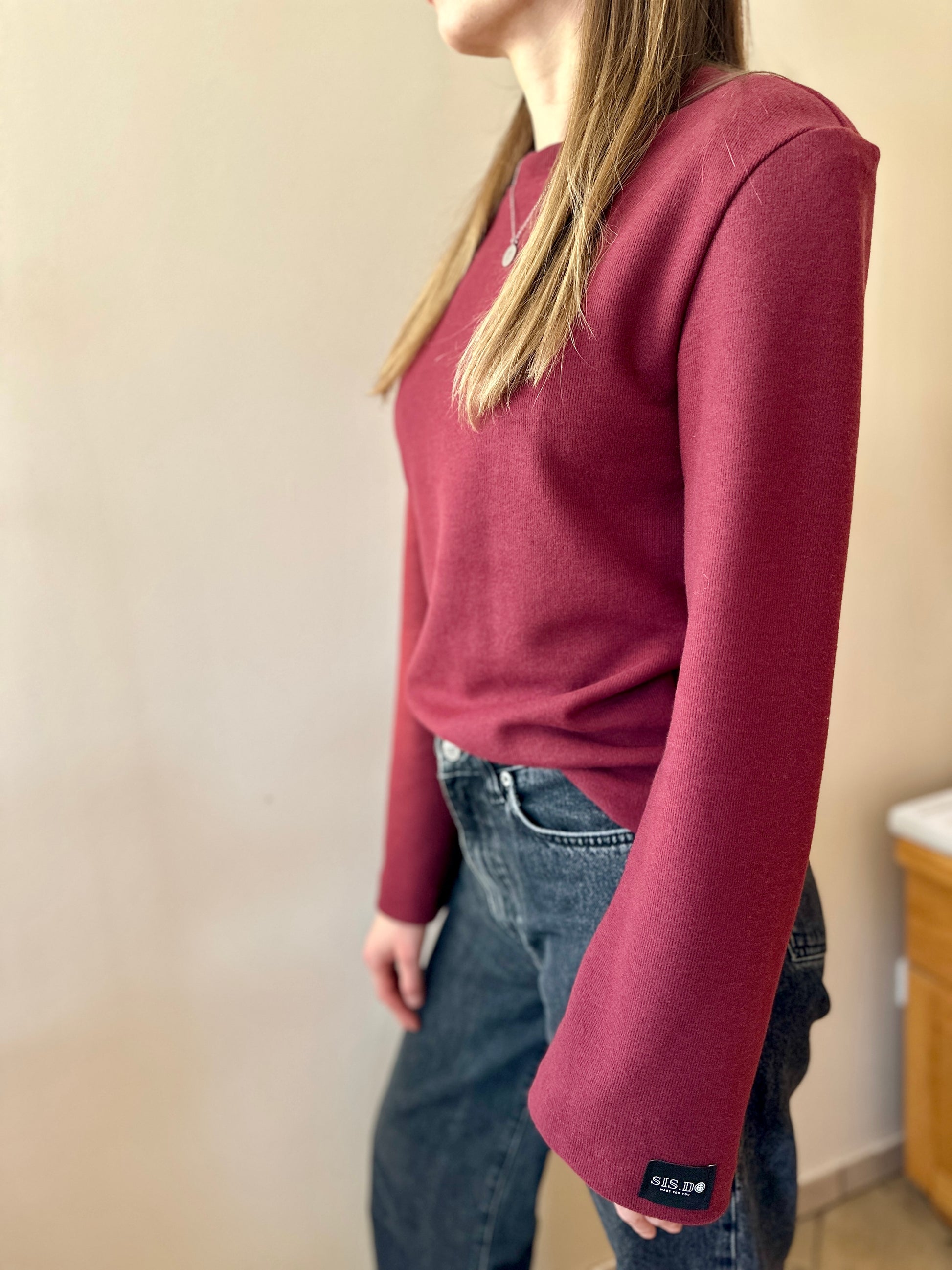 Prigludusi megzto trikotažo palaidinė ilgomis platėjančiomis rankovėmis su petukais “Bordo”