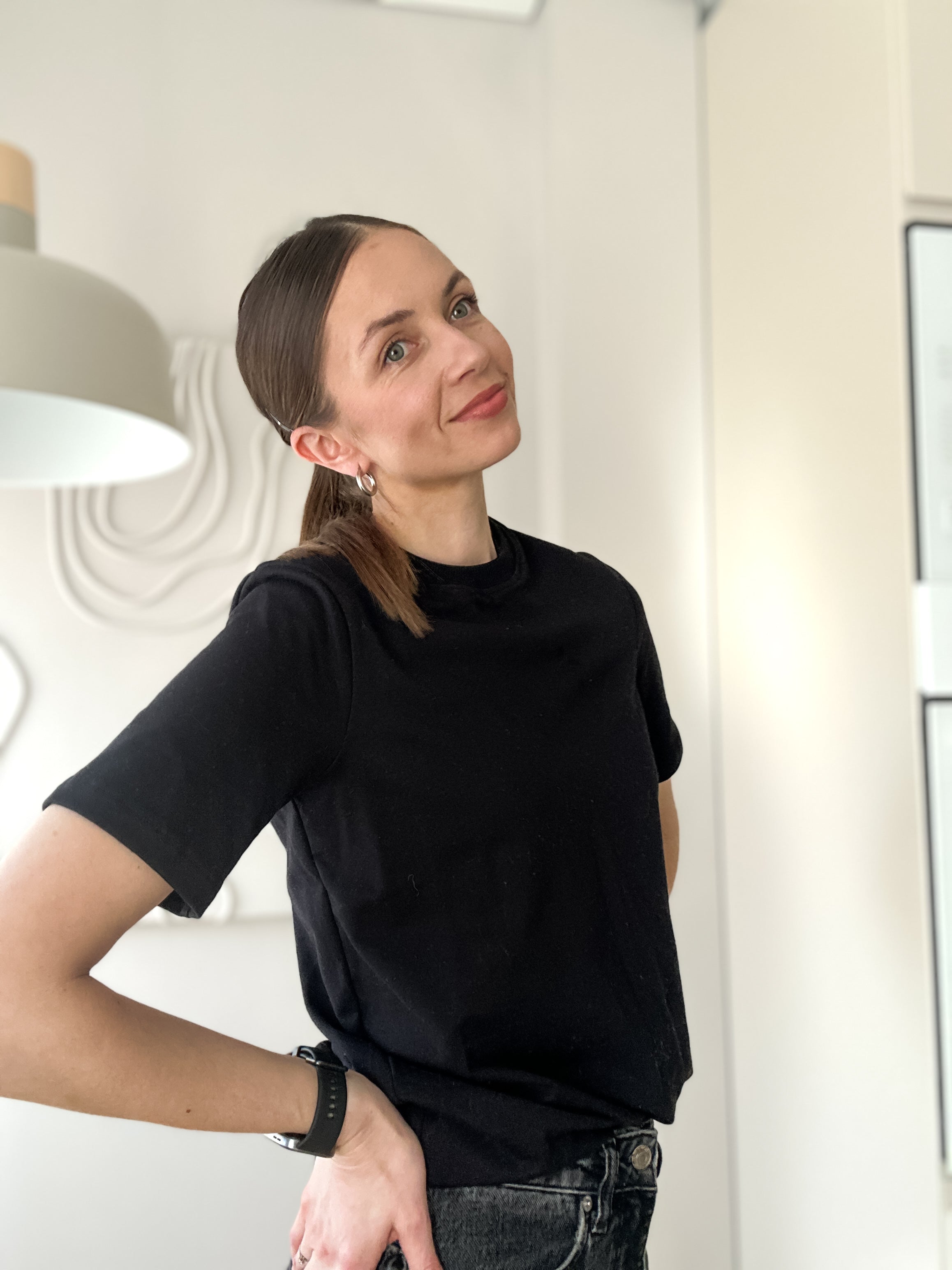 Klasikinė juoda kilpinio trikotažo maikutė moterims
