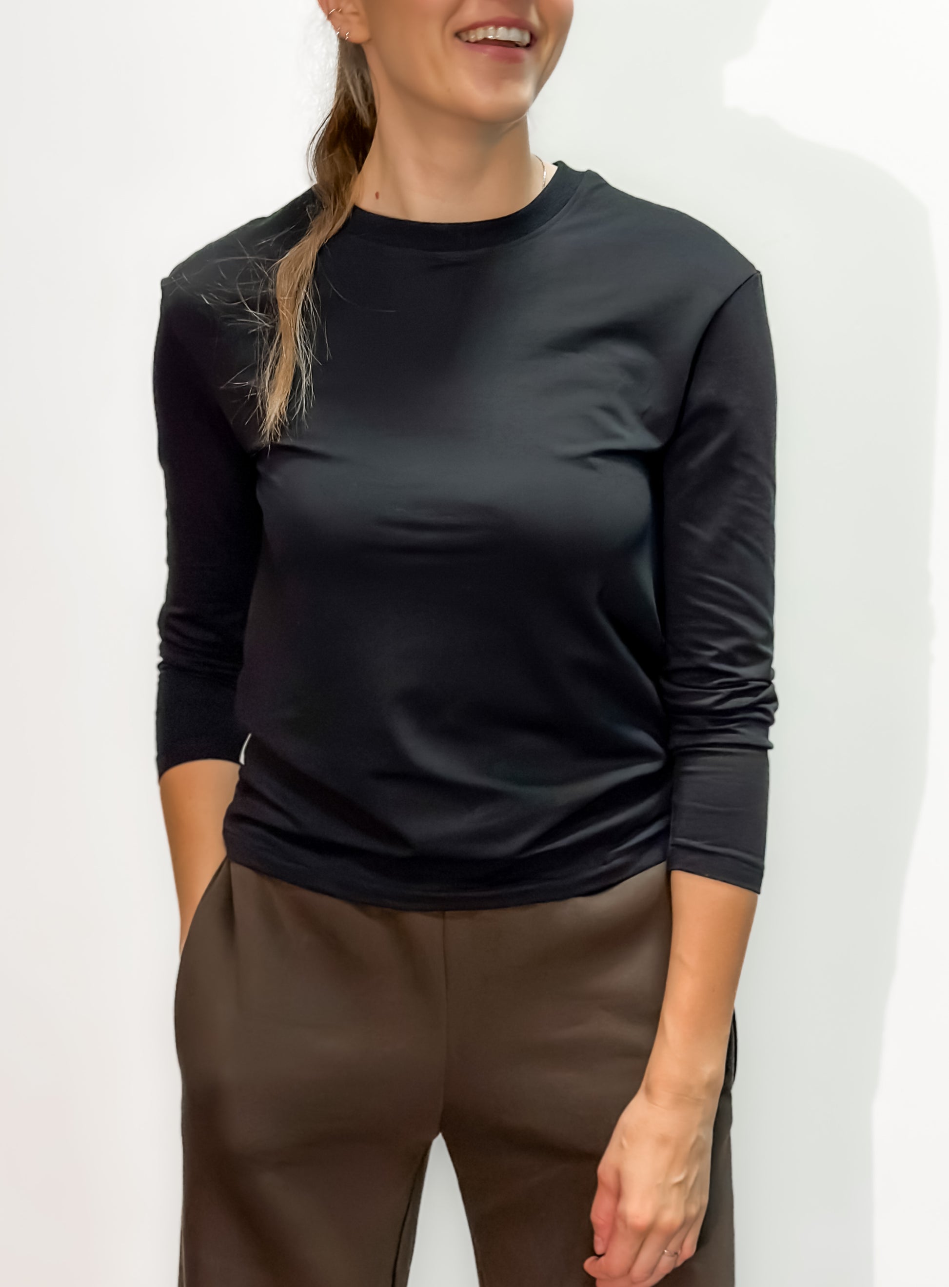 Moteriška prigludusi palaidinė iš tampraus kilpinio trikotažo